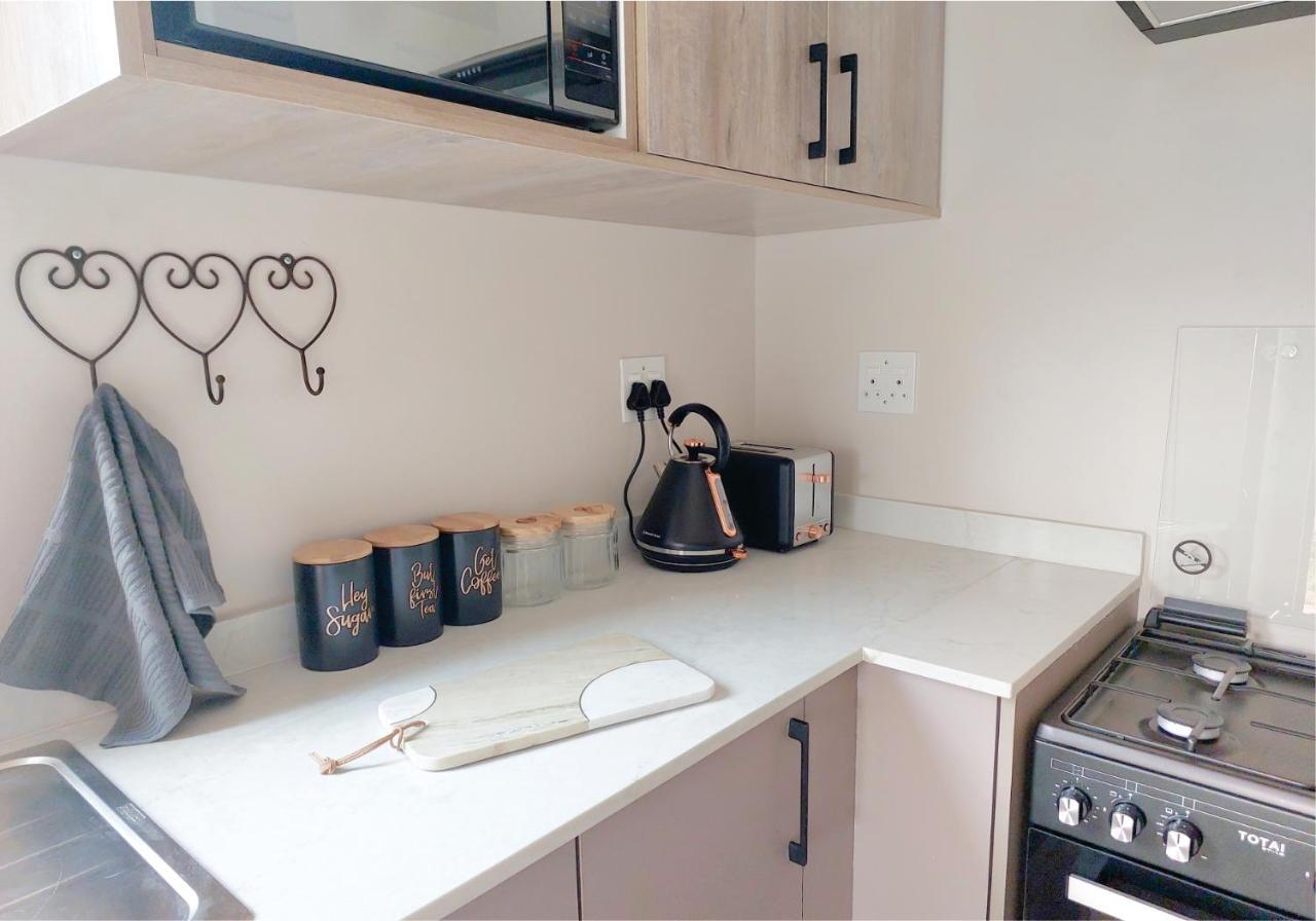 Waterside Cottages & Villas - Self Catering 가보로네 외부 사진